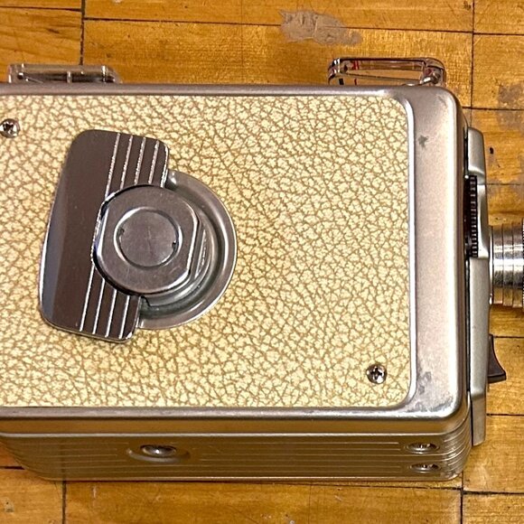 VINTAGE KODAK BROWNIE 8mm MOVIE CAMERA W/ LEATHER FIELD CASE - Picture 7 of 14